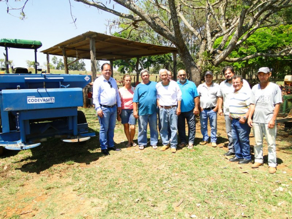 Gestores Municipais entregam equipamentos e implementos agrícolas para Associação dos Agricultores Familiares, Artesãos e Feirantes de Pains e Região