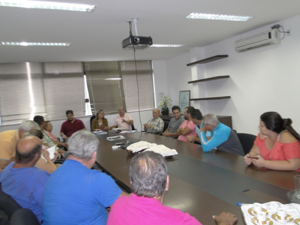 Administração Municipal juntamente com a Emater realizam reunião com produtores rurais para tratarem da instalação do SIM