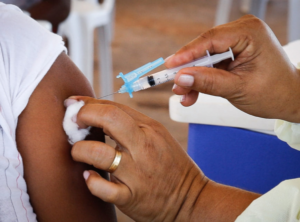 Pains vai vacinar pessoas com idade acima de 36 anos contra a Covid-19