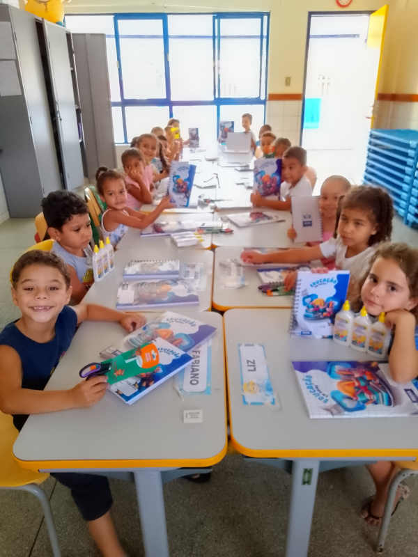 Prefeitura de Pains inicia entrega dos kits de material escolar para os alunos da rede municipal