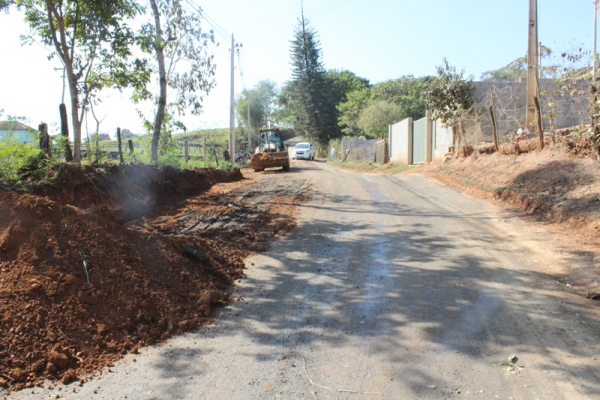 Prefeitura realiza melhorias no  trecho da estrada que liga Pains a Corumbá
