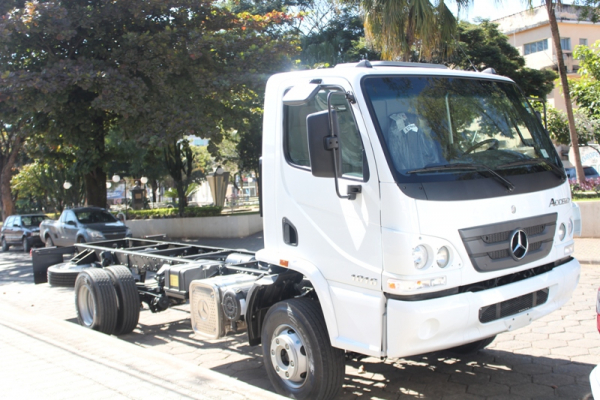 Prefeitura através da Funasa adquire mais um caminhão e compactador de lixo