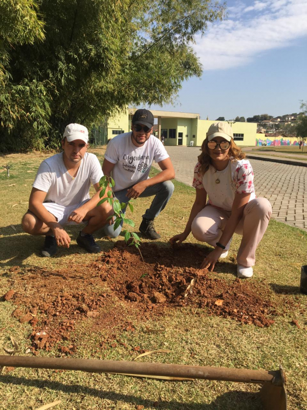 Da esquerda p/ direita: O Secretário de Meio Ambiente Lourenço Magela, o Estagiário Mathaus, e a Idealizadora do Projeto Melissa Diniz   