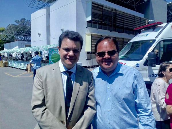O Prefeito Marco Aurélio juntamente com o Secretário de Estado de Governo Odair Cunha