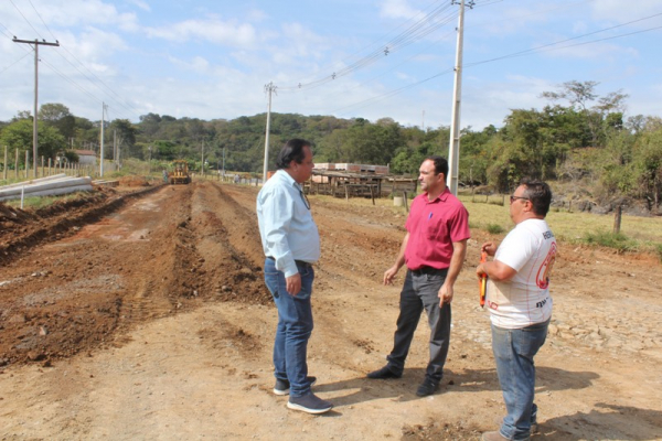 Administração Municipal realiza pavimentação de trecho da Rua Pedro Lopes de Melo no Bairro Araújos
