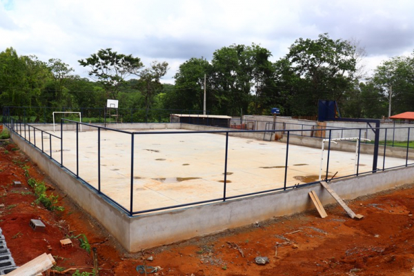 Obra de construção da quadra poliesportiva na Comunidade Rural do Capoeirão segue a todo vapor