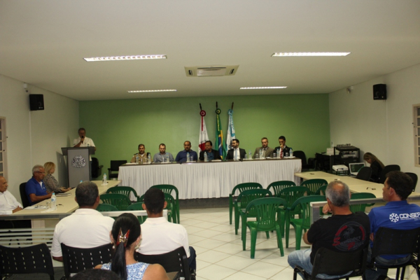 Mesa composta por autoridades,  o público esteve presente durante a reunião