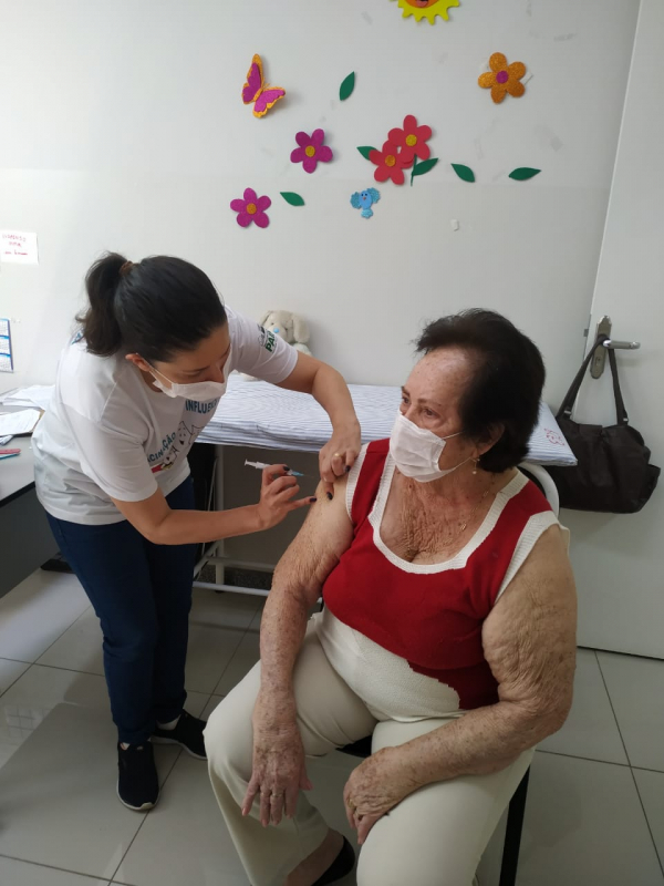 Idosos de 77 anos ou mais recebem dose da vacina contra a Covid-19
