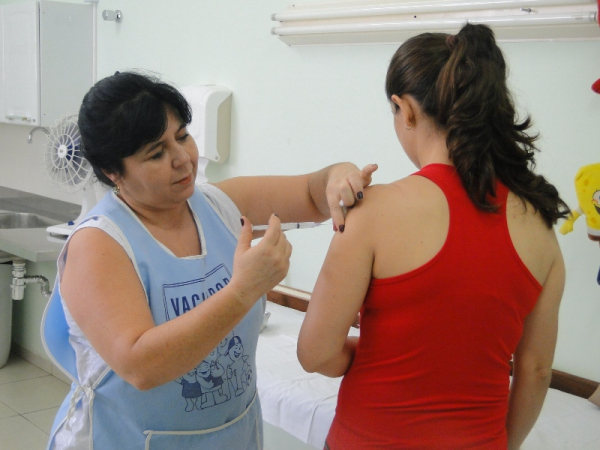 Secretaria de Saúde alerta a população para a importância de se vacinar contra a febre amarela
