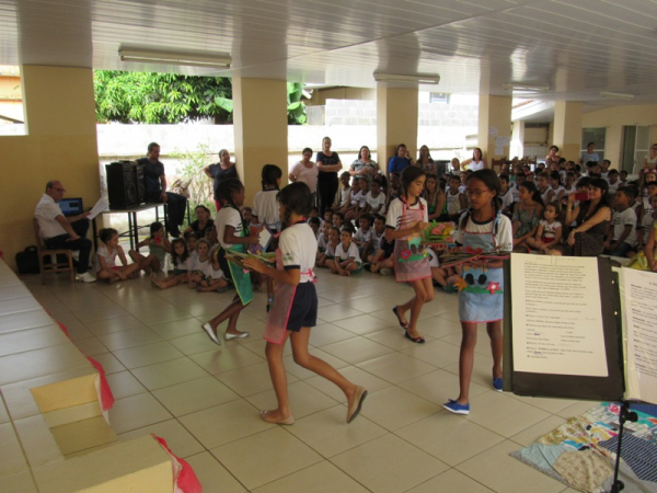 Escola Municipal Professor João Batista Rodarte comemora o “Dia do livro Infantil” com apresentações de alunos e professores
